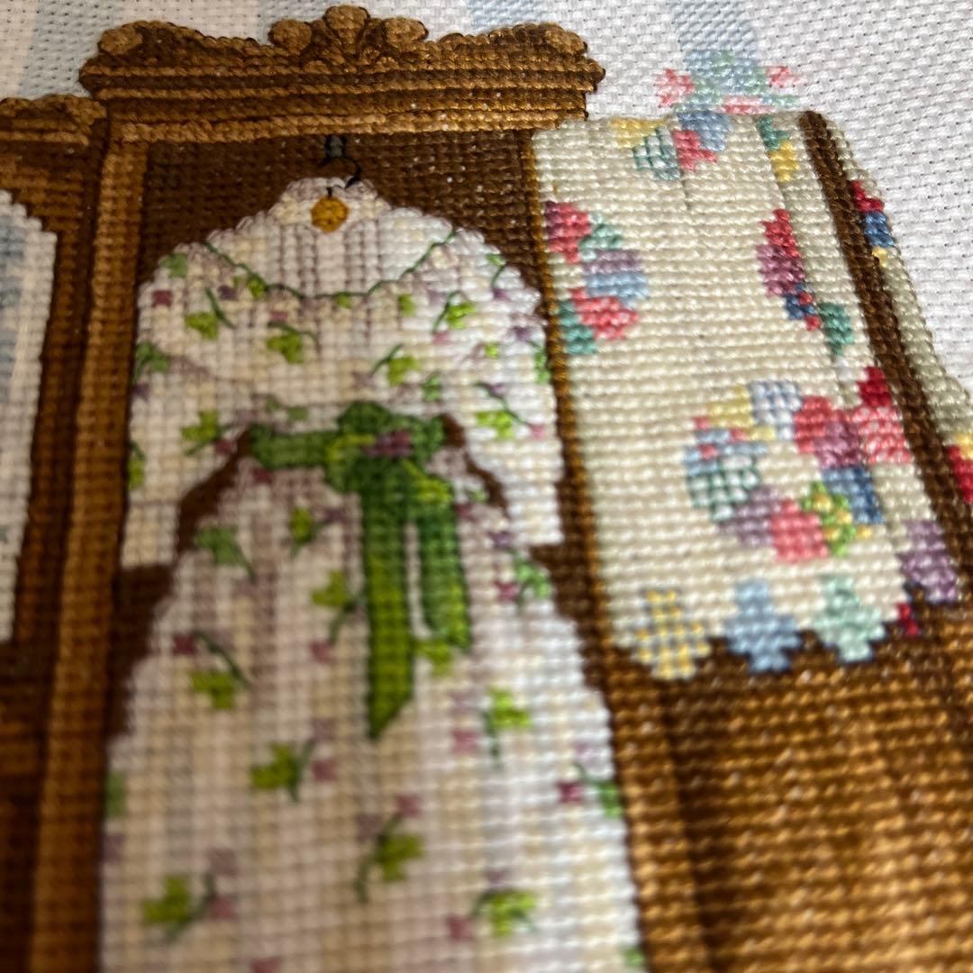 クロスステッチ完成品☆ポーラヴォーン「ミシンとドレス」