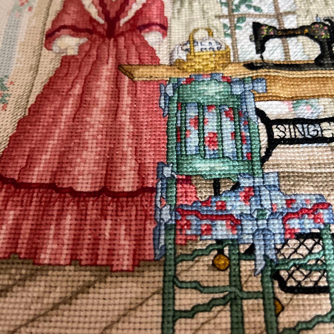 クロスステッチ完成品☆ポーラヴォーン「ミシンとドレス」