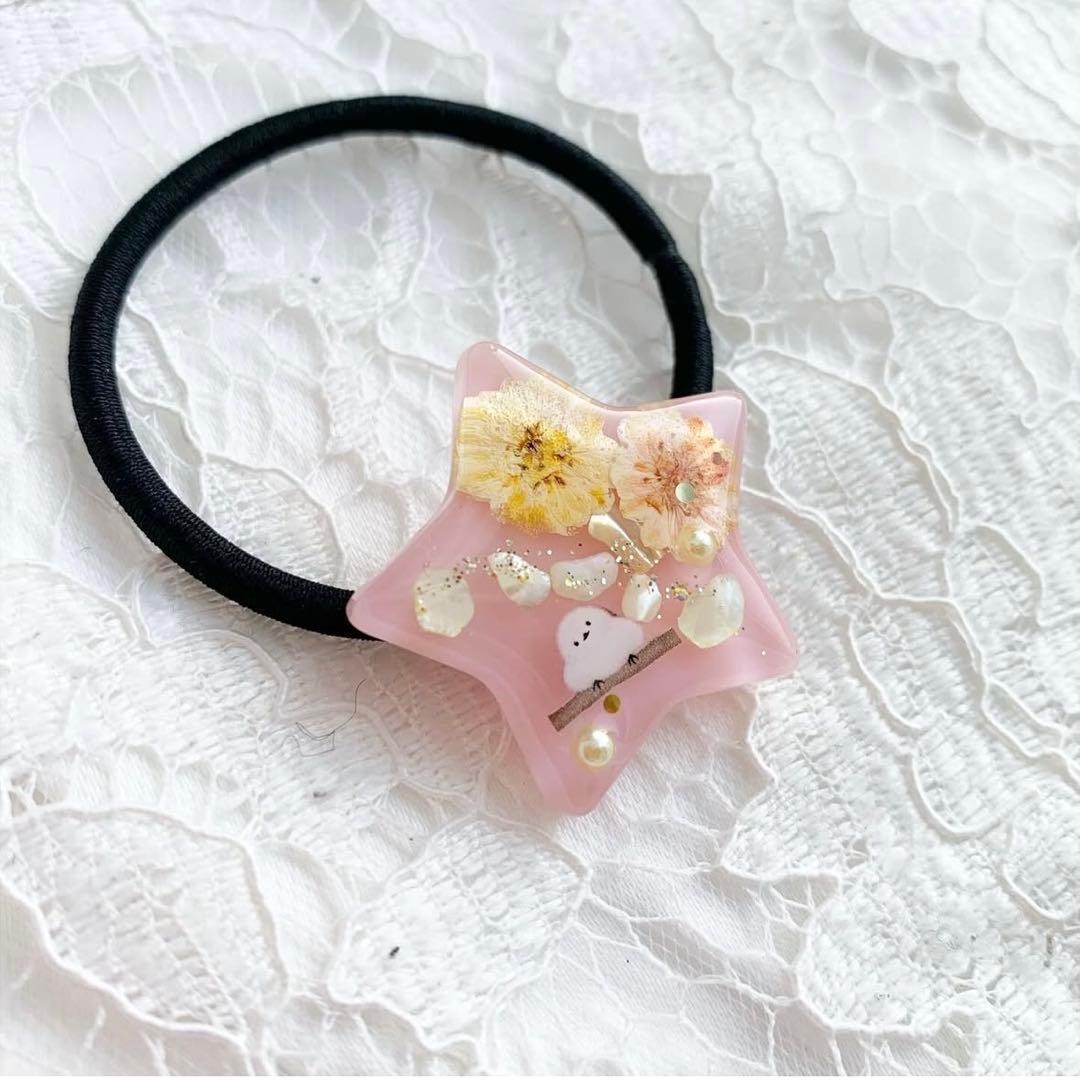 【3461】シマエナガ コーラルピンク星型ヘアゴム 黄色とオレンジのコデマリ入り