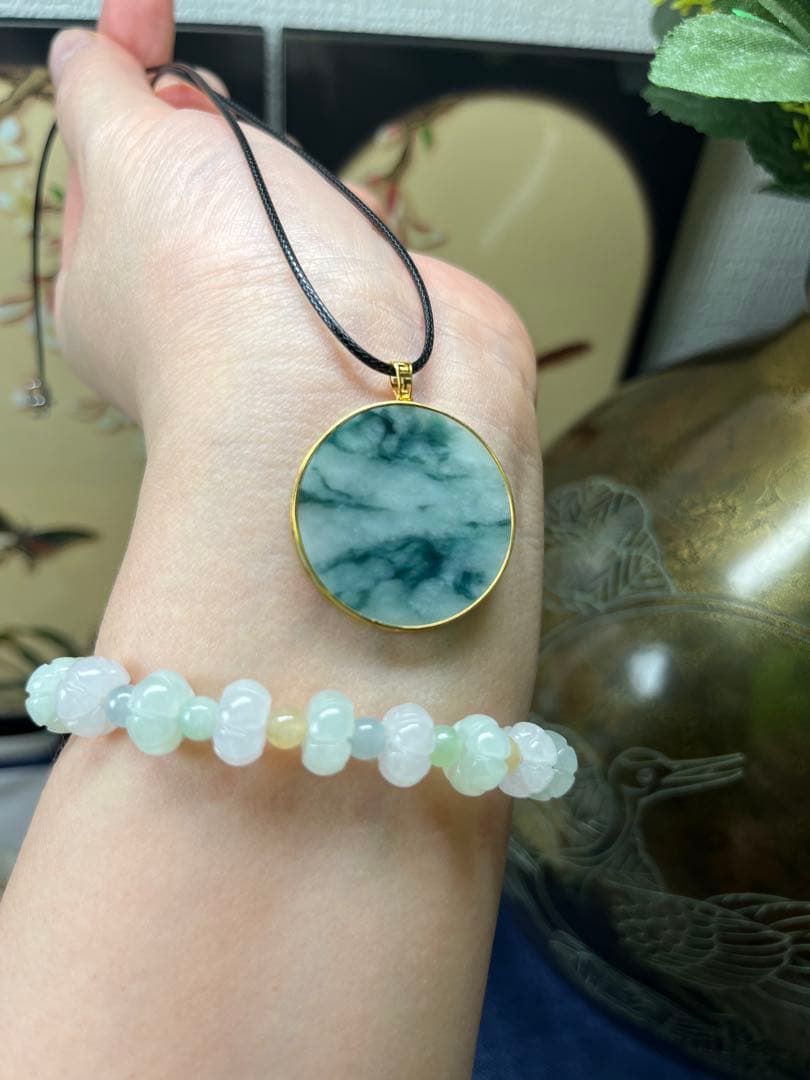 天然翡翠　K18天然風景図無事札ネックレストップ　鑑定書付き