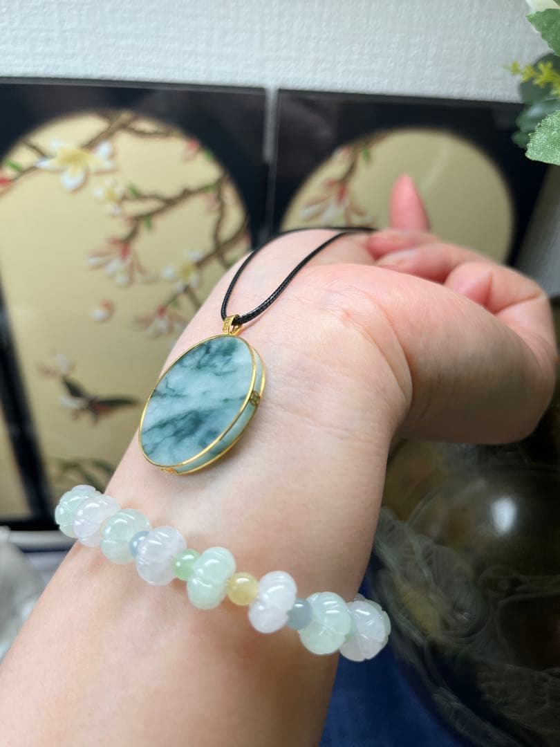 天然翡翠　K18天然風景図無事札ネックレストップ　鑑定書付き