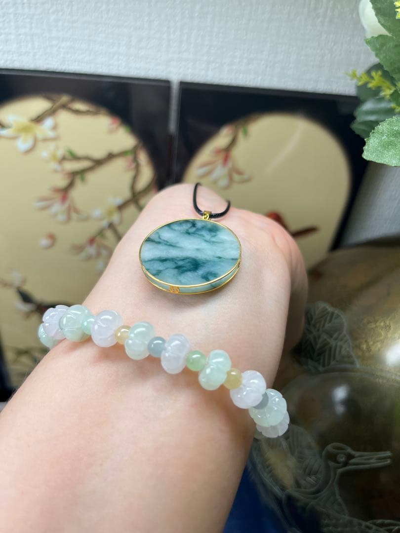 天然翡翠　K18天然風景図無事札ネックレストップ　鑑定書付き