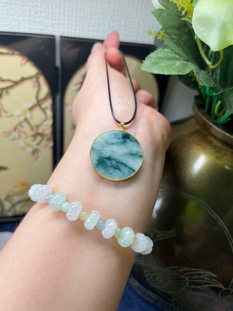 天然翡翠　K18天然風景図無事札ネックレストップ　鑑定書付き