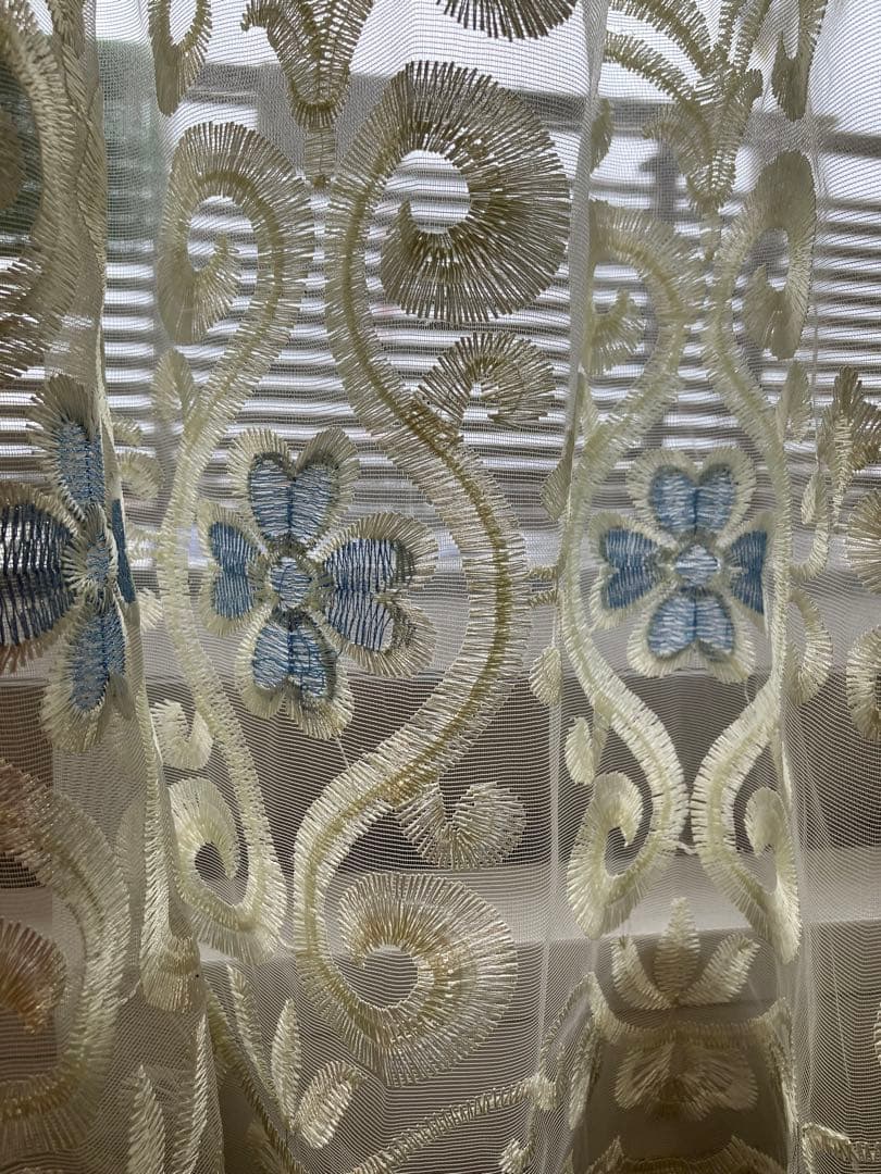 新同150×190オフホワイトにブルー刺繍レースカーテン