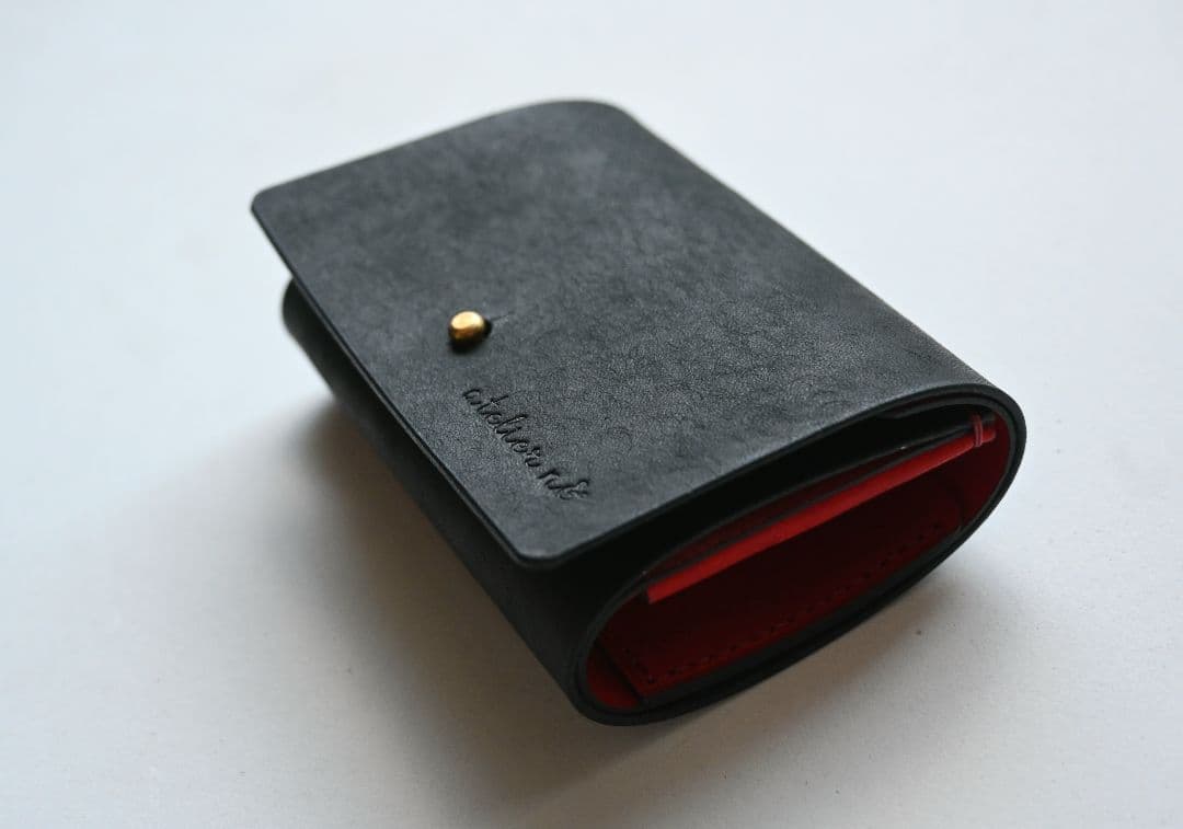 お札を折らない三つ折り財布【ブラック×レッド】ミニ財布　イタリアンレザー