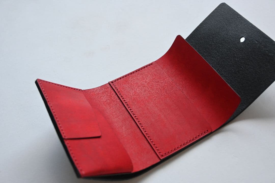 お札を折らない三つ折り財布【ブラック×レッド】ミニ財布　イタリアンレザー
