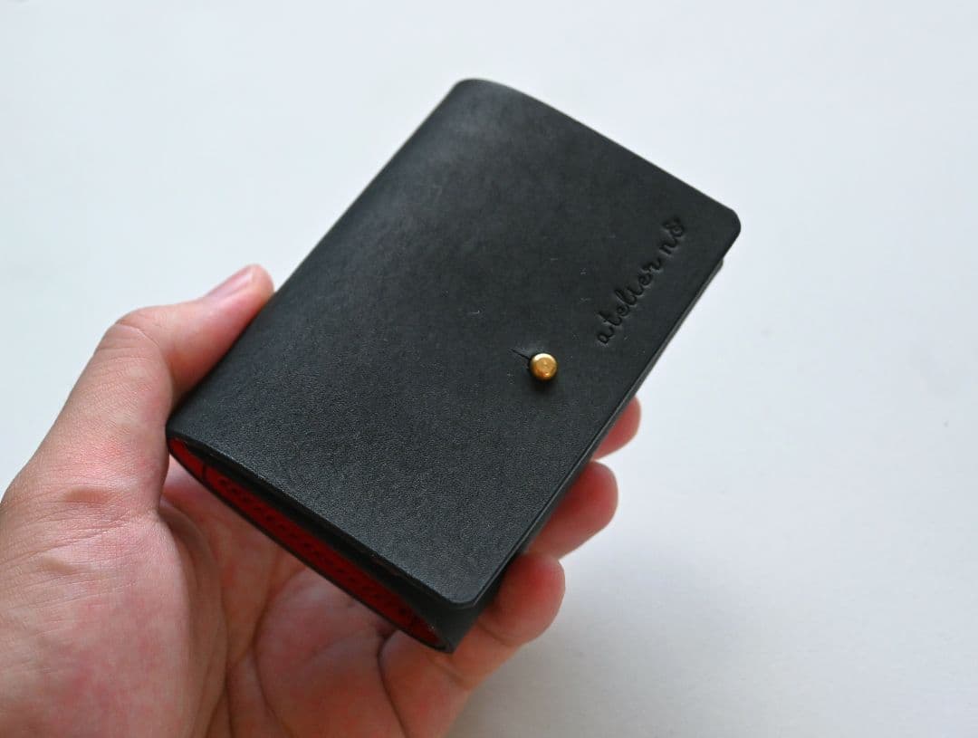 お札を折らない三つ折り財布【ブラック×レッド】ミニ財布　イタリアンレザー