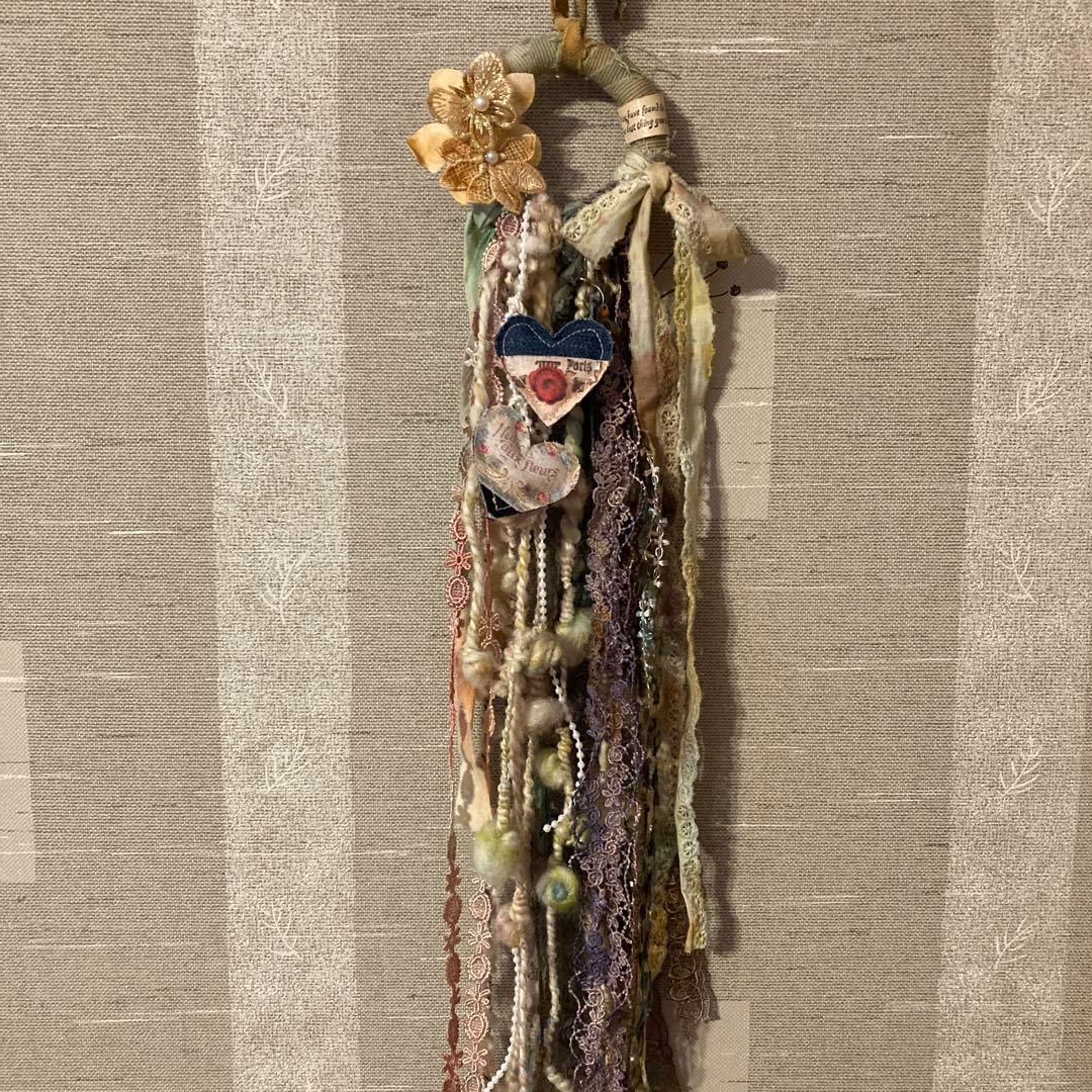 ハンドメイド　スワッグ風リース　アートヤーン 革タグ　クッションタグ