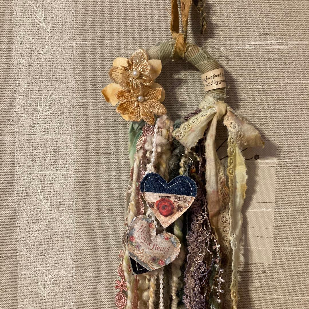 ハンドメイド　スワッグ風リース　アートヤーン 革タグ　クッションタグ