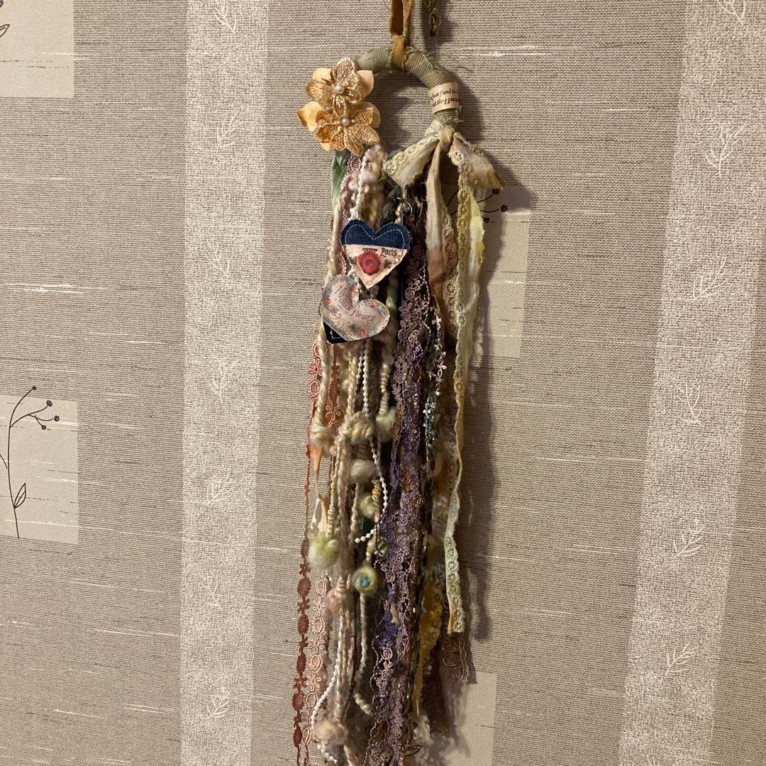 ハンドメイド　スワッグ風リース　アートヤーン 革タグ　クッションタグ