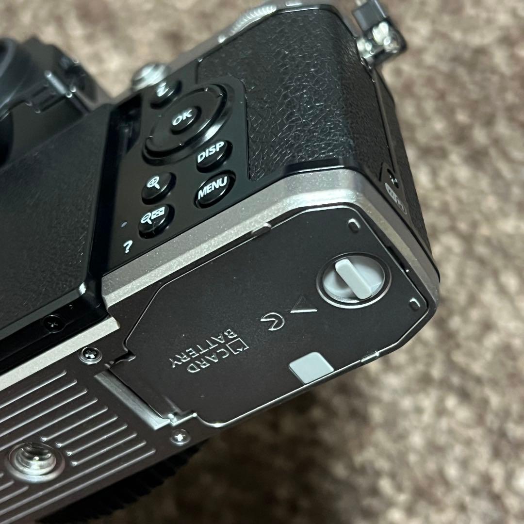Nikon Z fc ミラーレスカメラ 本体と付属品