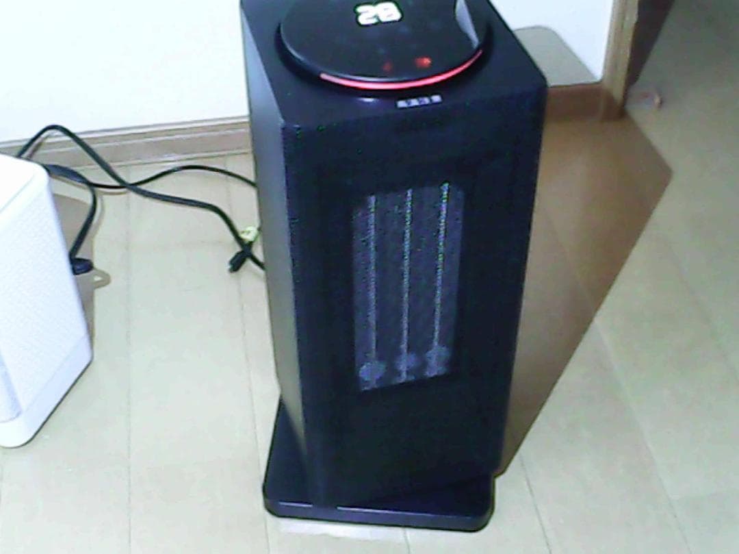 1200Wのパワフルな暖房能力を持つセラミックヒーター