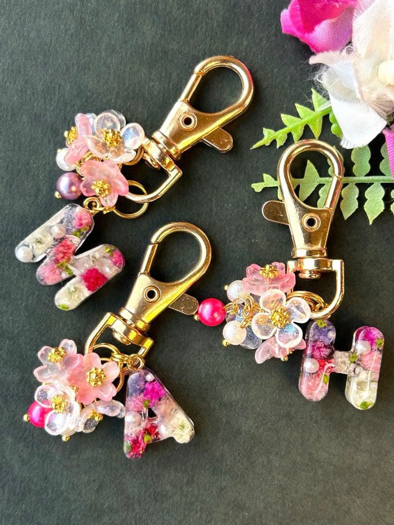 ミニミニ　イニシャルチャーム　ピンク系ドライフラワー　お花チャーム　バージョン