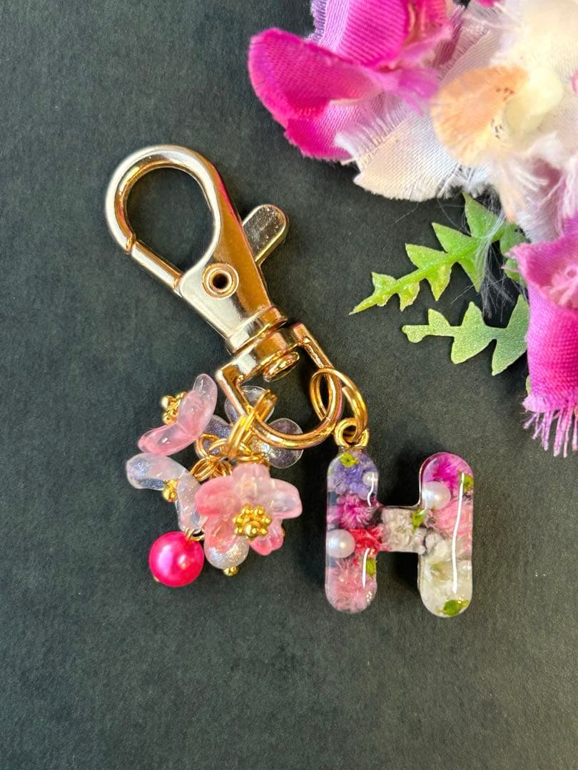 ミニミニ　イニシャルチャーム　ピンク系ドライフラワー　お花チャーム　バージョン