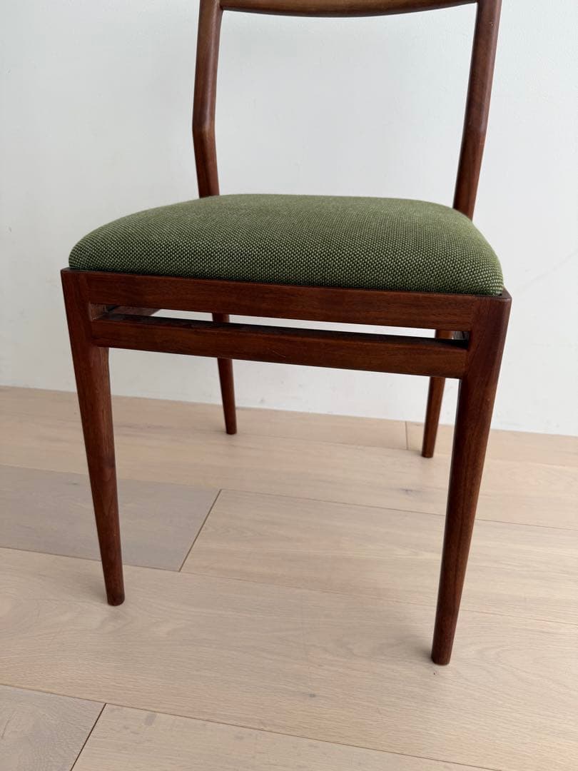 木製フレームの緑色布張りチェア　家具作家ZOO