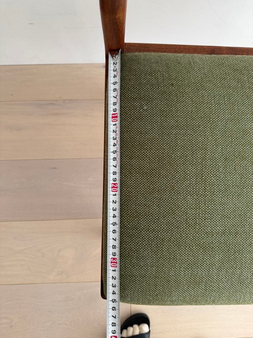 木製フレームの緑色布張りチェア　家具作家ZOO