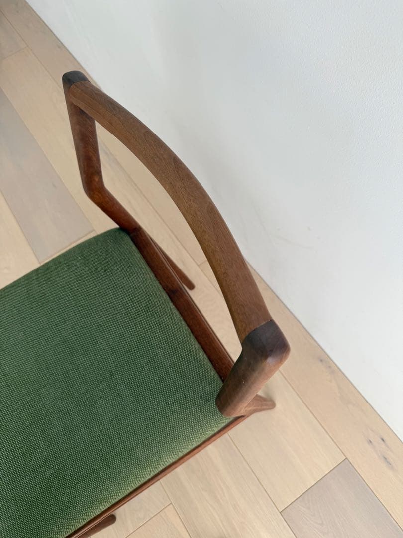 木製フレームの緑色布張りチェア　家具作家ZOO