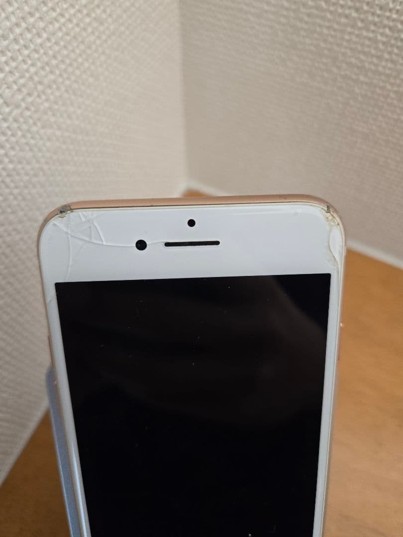 お*り様 iPhone 8 ゴールド 【simロック解除済】