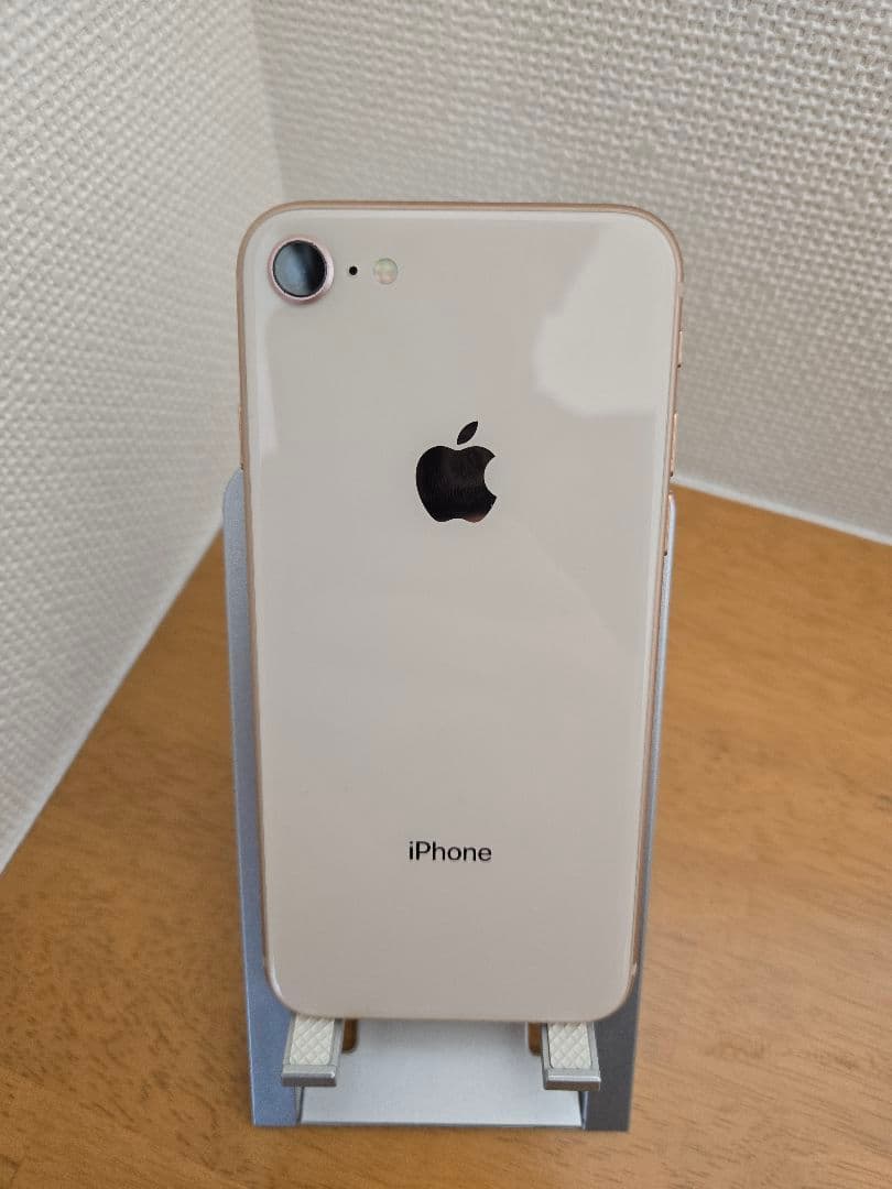 お*り様 iPhone 8 ゴールド 【simロック解除済】