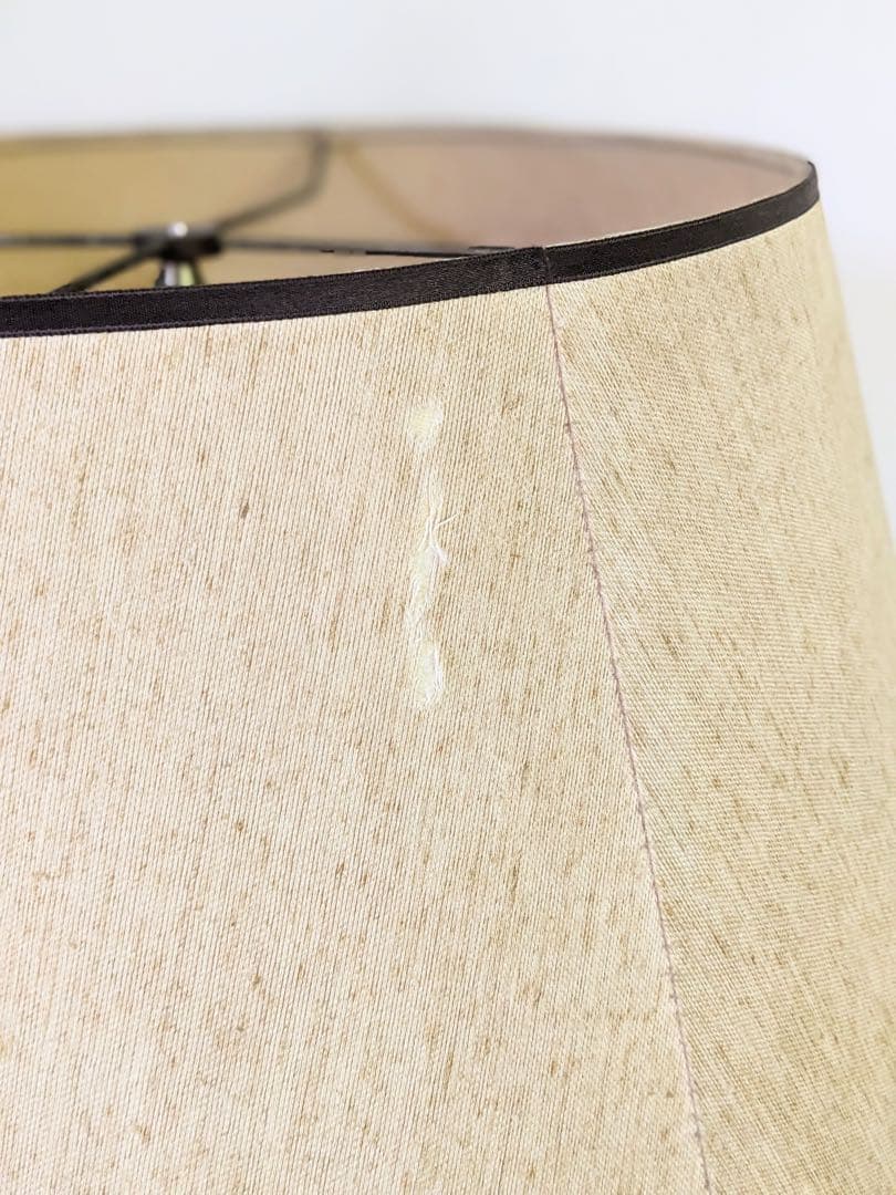 クラシックな佇まいの木製フロアライト スタンド照明