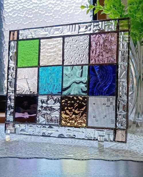 145 ステンドグラス　モザイク柄のガラスパネルLサイズ大　スタンド付き