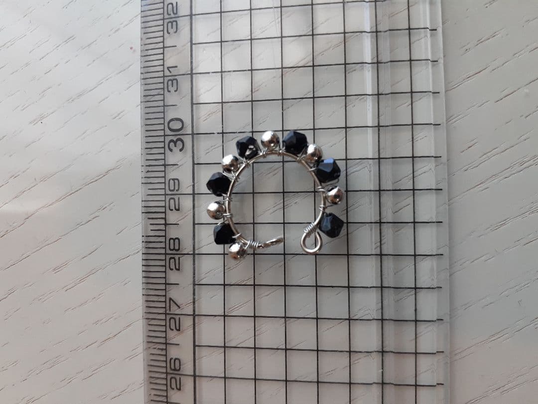 1501.不定期出品　ハンドメイドイヤーカフ　片耳　1個　シルバーブラック