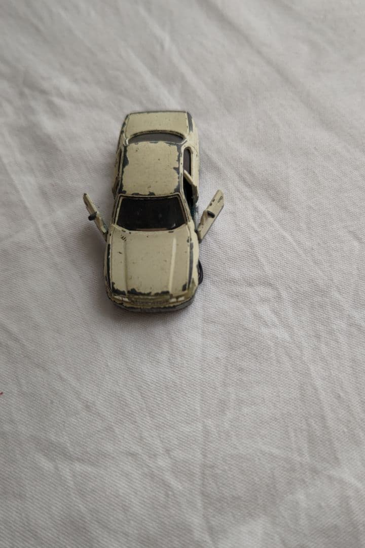 トミカ ミニカー クリーム色