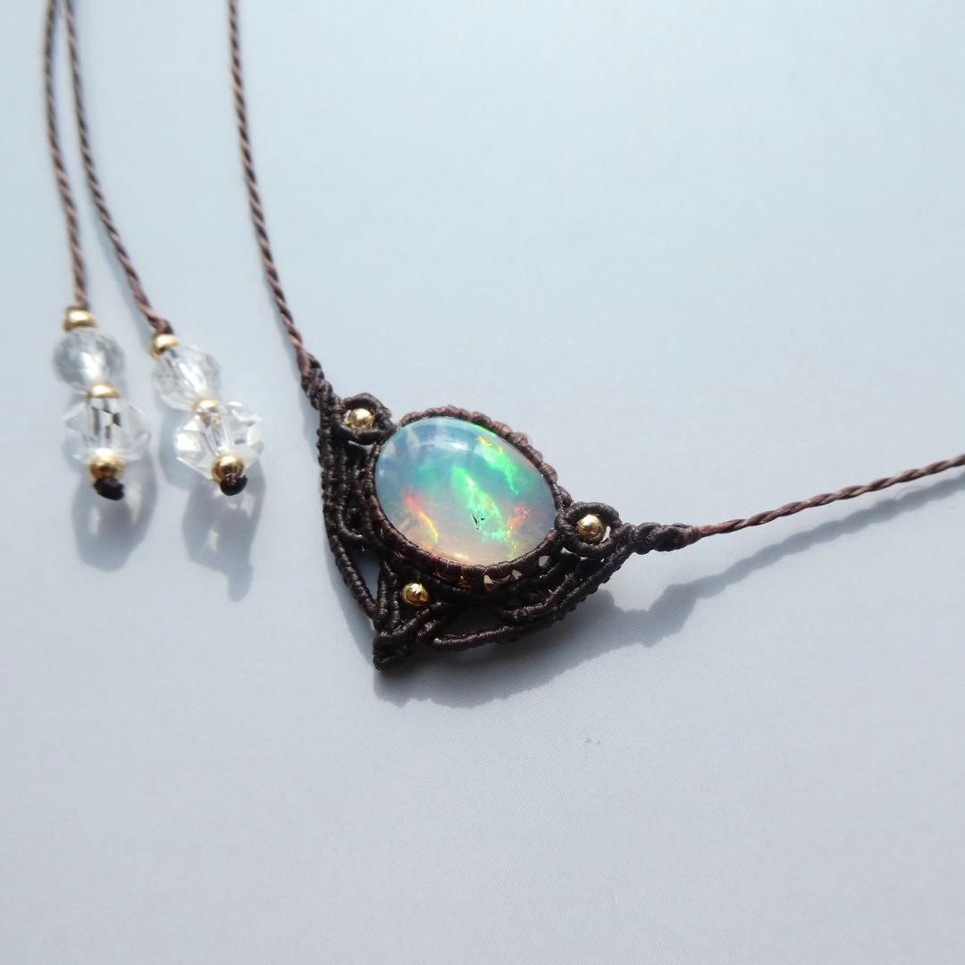 虹色オパールのマクラメネックレス