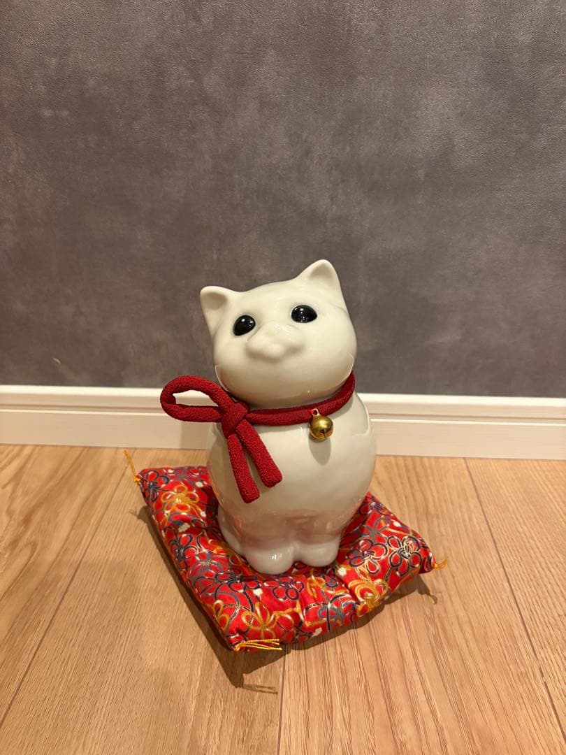 砥部焼　幸せを招く白い猫