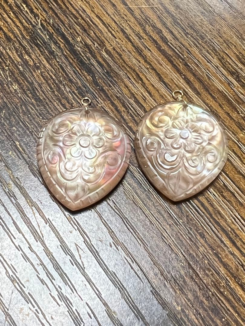 ブラウンマザーオブパール　水晶　ダブレット　フラワーカービング　14kgfピアス