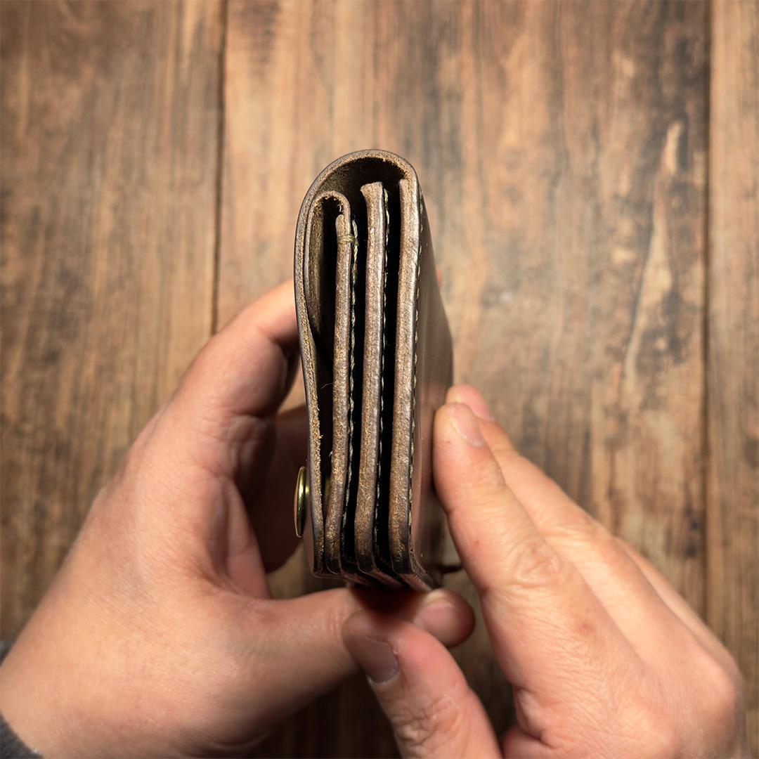 クロムエクセル 茶芯ブラックのショートトラッカーウォレット｜革の質感を楽しむ逸品