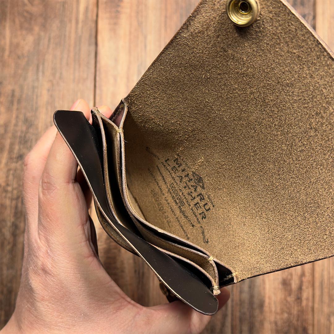 クロムエクセル 茶芯ブラックのショートトラッカーウォレット｜革の質感を楽しむ逸品