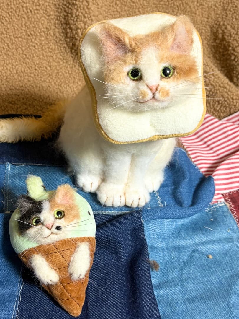 A猫　羊毛フェルト食パンのカラーをつけた茶白猫とアイス猫【ハンドメイド