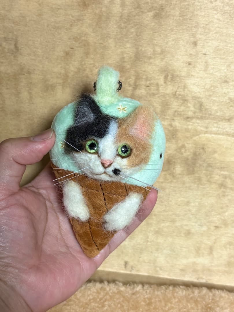 A猫　羊毛フェルト食パンのカラーをつけた茶白猫とアイス猫【ハンドメイド