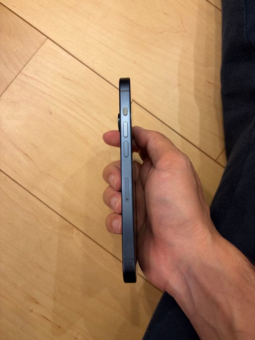 【値下げ・極美品】iPhone 15 Pro (新品カバー、フィルム付き)