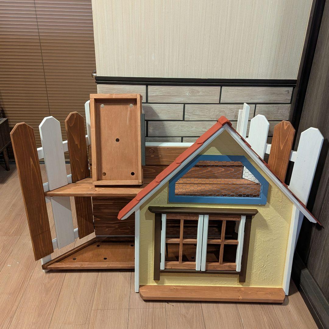 家型木製シェルフ ウィンドウ付き