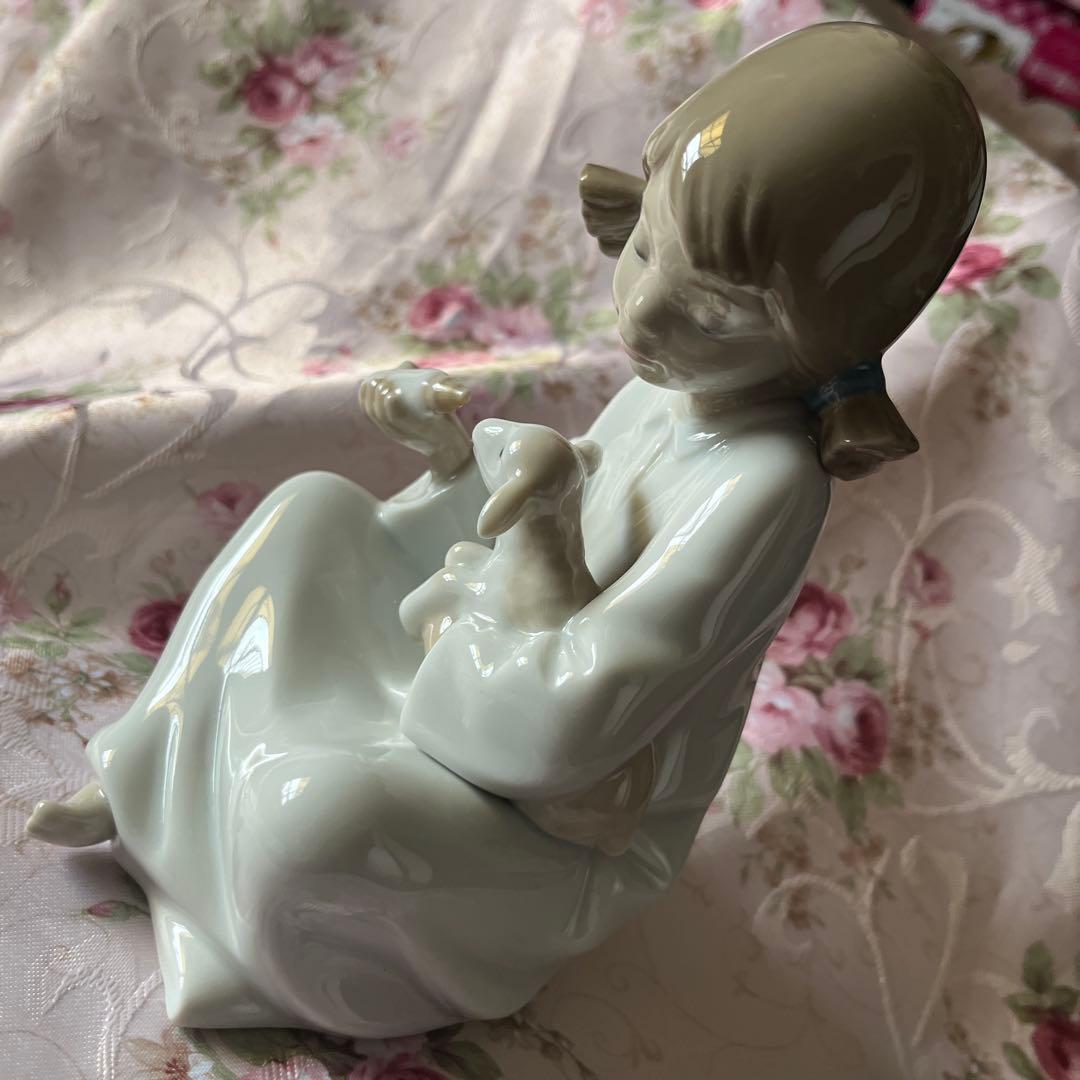 リヤドロ ナオ 女の子 羊 置物 フィギュリン 陶器人形ミルクをあげる少女