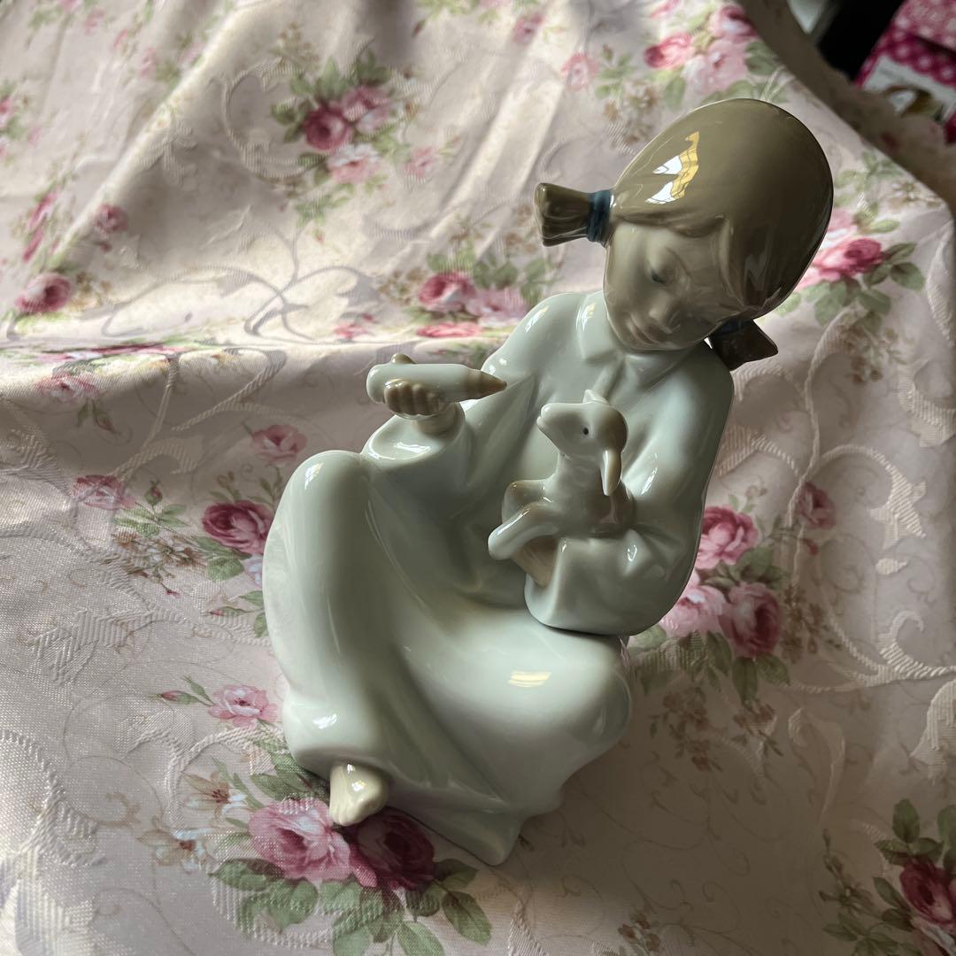 リヤドロ ナオ 女の子 羊 置物 フィギュリン 陶器人形ミルクをあげる少女