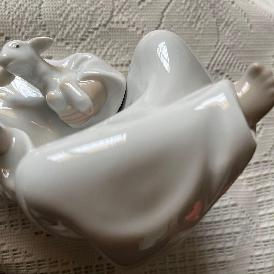 リヤドロ ナオ 女の子 羊 置物 フィギュリン 陶器人形ミルクをあげる少女