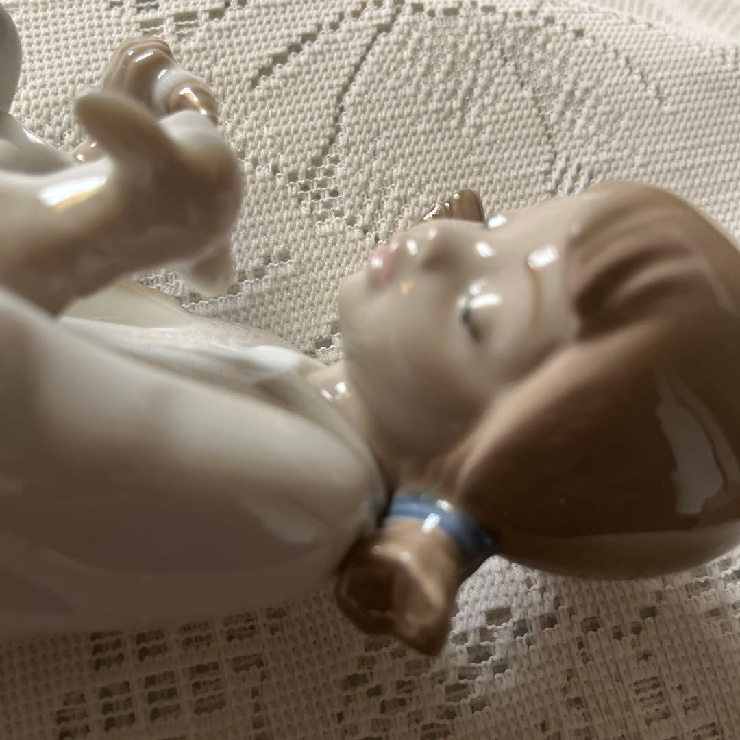 リヤドロ ナオ 女の子 羊 置物 フィギュリン 陶器人形ミルクをあげる少女