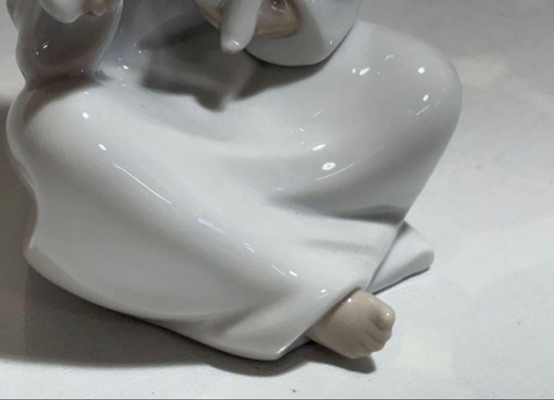 リヤドロ ナオ 女の子 羊 置物 フィギュリン 陶器人形ミルクをあげる少女