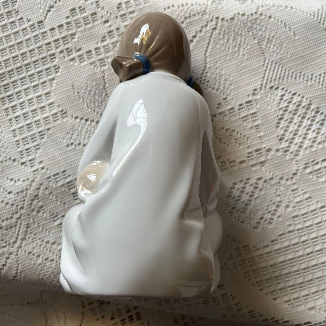 リヤドロ ナオ 女の子 羊 置物 フィギュリン 陶器人形ミルクをあげる少女