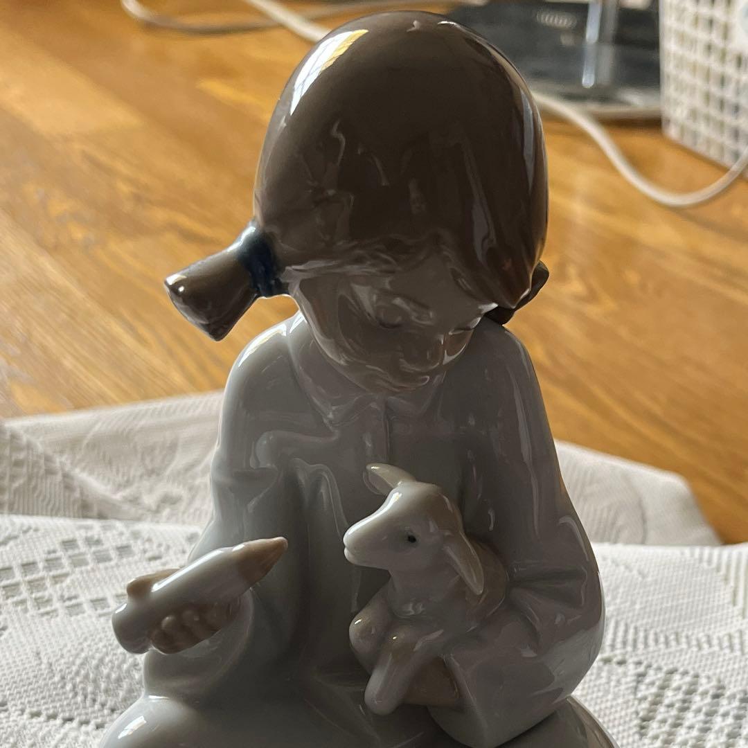 リヤドロ ナオ 女の子 羊 置物 フィギュリン 陶器人形ミルクをあげる少女