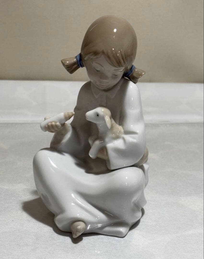 リヤドロ ナオ 女の子 羊 置物 フィギュリン 陶器人形ミルクをあげる少女