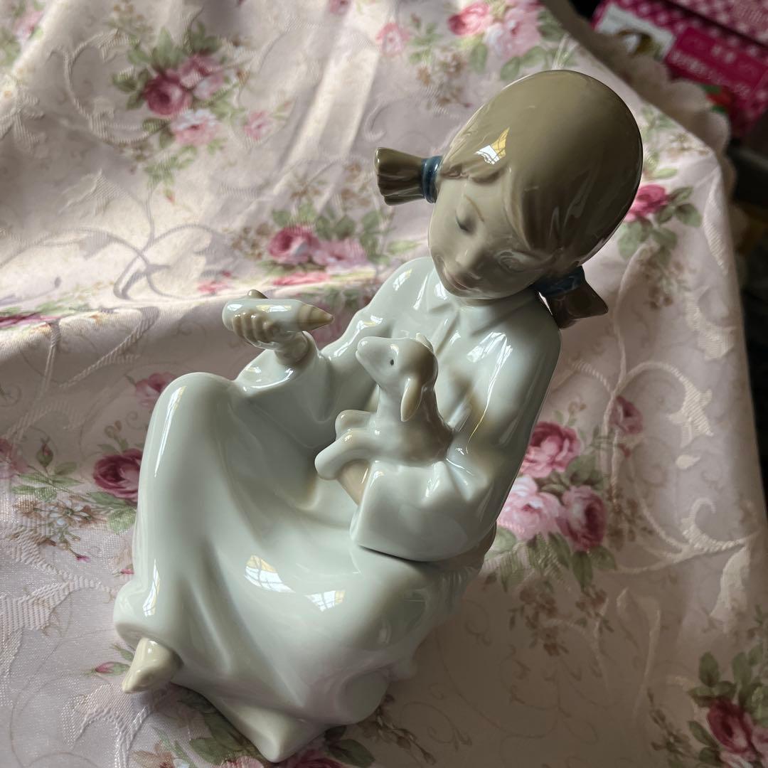 リヤドロ ナオ 女の子 羊 置物 フィギュリン 陶器人形ミルクをあげる少女