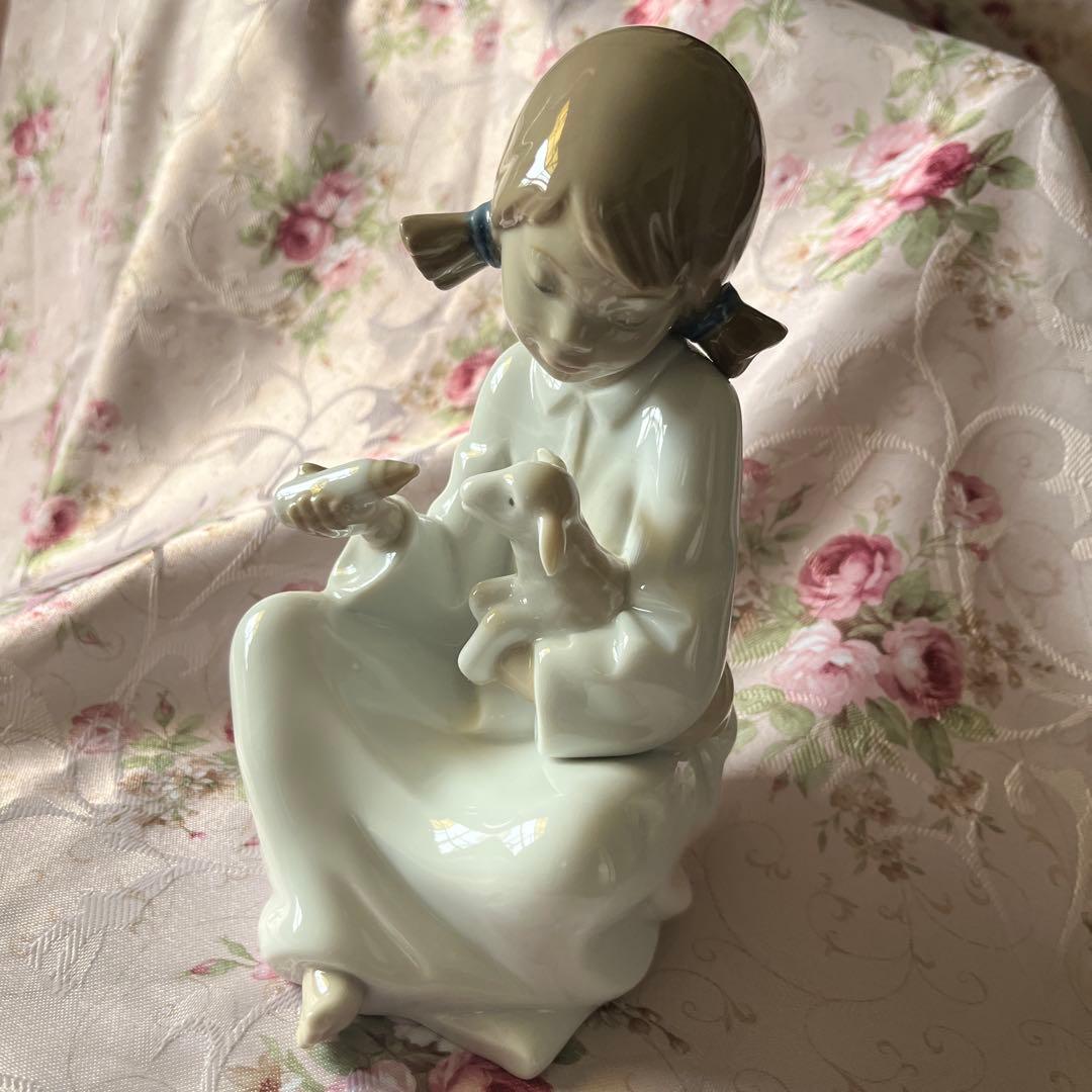 リヤドロ ナオ 女の子 羊 置物 フィギュリン 陶器人形ミルクをあげる少女