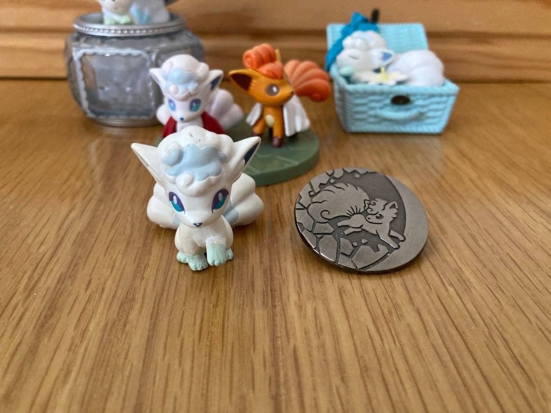 ポケモン　ロコン　アローラロコン　アローラのすがた　フィギュア　ピンズ