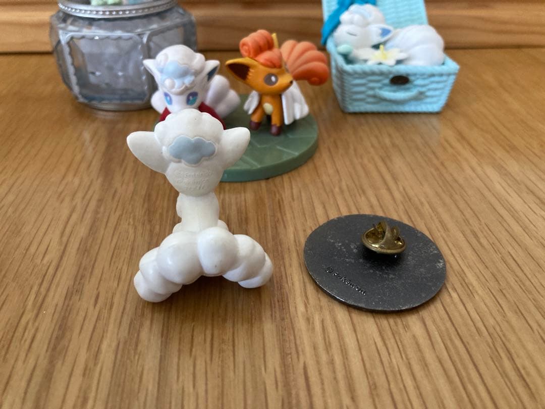 ポケモン　ロコン　アローラロコン　アローラのすがた　フィギュア　ピンズ