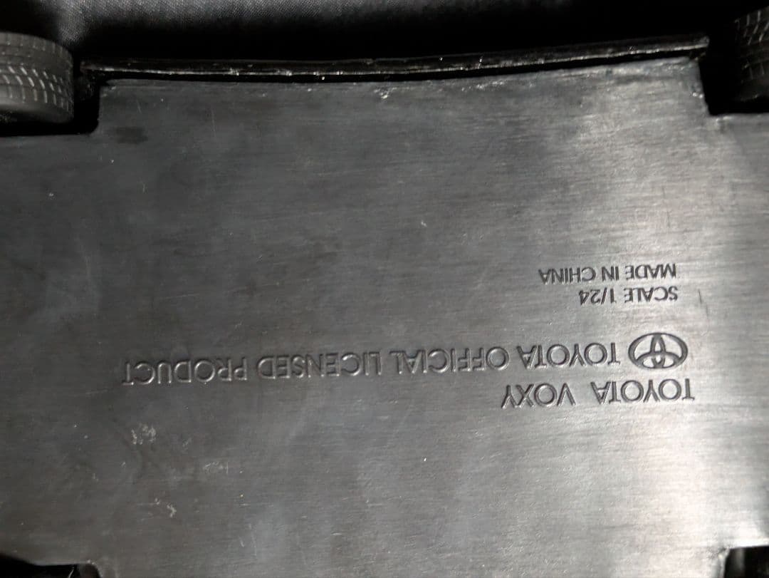 トヨタ　ヴォクシー　カラーサンプル　1/24