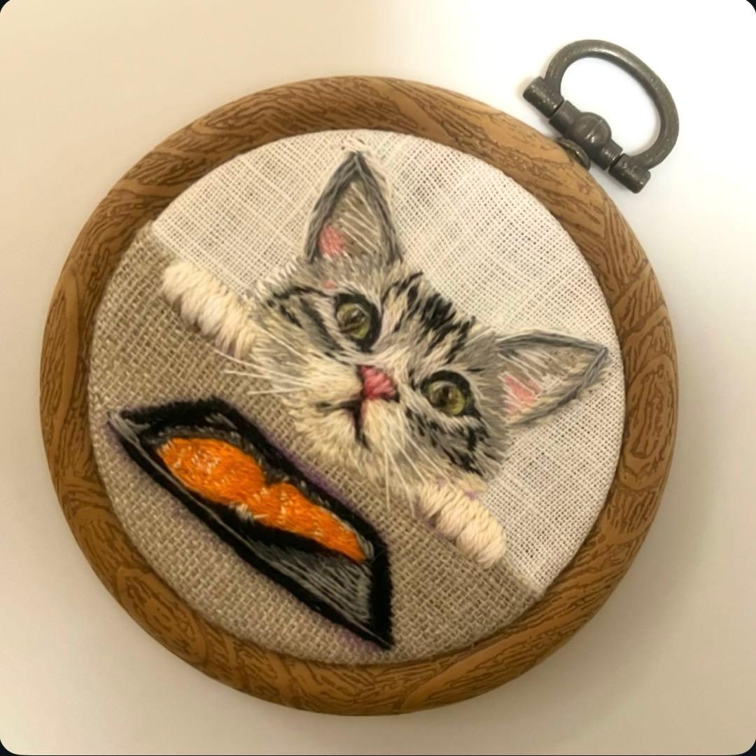 黒*コ様 ハンドメイドミニ刺繍フレーム　美味しそうな鮭だニャン